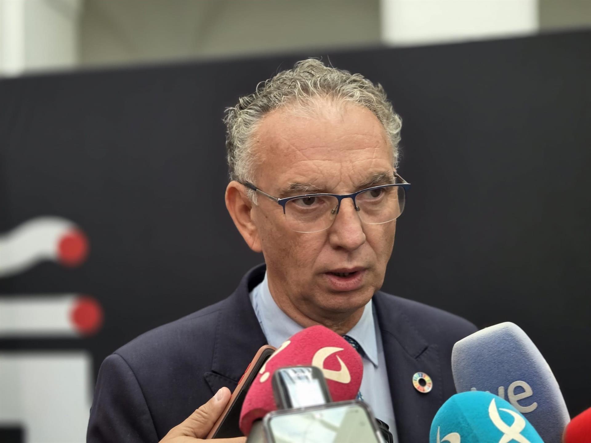 El Gobierno anuncia inversiones para mejorar la seguridad o en los sistemas de información del Aeropuerto de Badajoz El Gobierno anuncia inversiones para mejorar la seguridad o en los sistemas de información del Aeropuerto de Badajoz