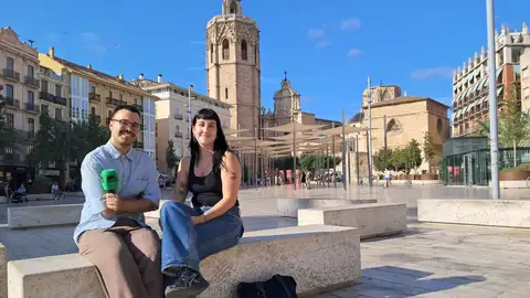 Santi y Patri en la Plaza de la Reina de Valencia. Santi y Patri en la Plaza de la Reina de Valencia.