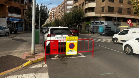 Valla anunciando a los vecinos para que retiren los veh&iacute;culos para la correcta limpieza de las calles. 