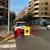 Valla anunciando a los vecinos para que retiren los vehículos para la correcta limpieza de las calles. 