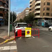 Valla anunciando a los vecinos para que retiren los vehículos para la correcta limpieza de las calles. Valla anunciando a los vecinos para que retiren los vehículos para la correcta limpieza de las calles.