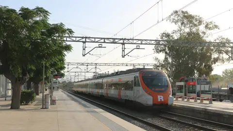 Un tren de Rodalies, en una imatge d'arxiu Un tren de Rodalies, en una imatge d'arxiu