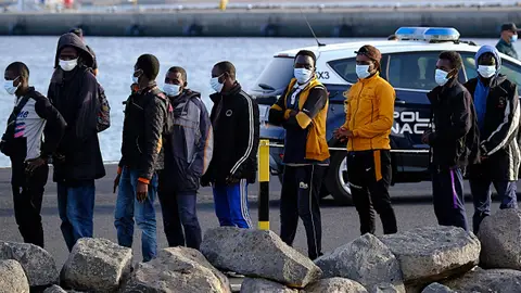 Un grupo de migrantes llegando a un puerto de Canarias Un grupo de migrantes llegando a un puerto de Canarias