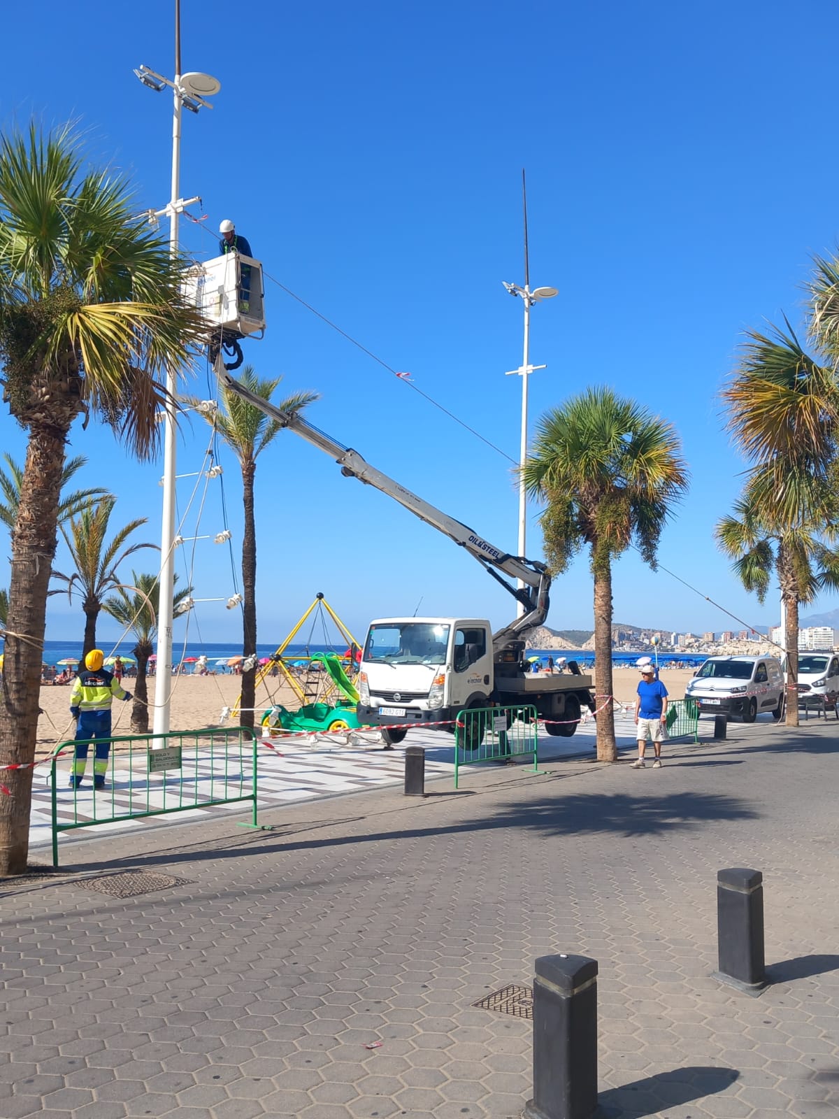 A buen ritmo la renovación de la segunda fase de la catenaria del Paseo de Levante de Benidorm A buen ritmo la renovación de la segunda fase de la catenaria del Paseo de Levante de Benidorm