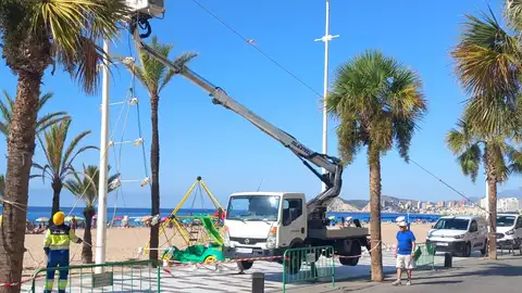 Benidorm reanuda tras la temporada estival las obras de la segunda fase de la renovación de la catenaria del Paseo de Levante Benidorm reanuda tras la temporada estival las obras de la segunda fase de la renovación de la catenaria del Paseo de Levante