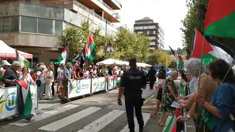 Manifestante en La Vuelta en Laredo, Cantabria Manifestante en La Vuelta en Laredo, Cantabria