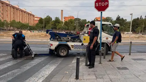 Una grúa retirando una moto Una grúa retirando una moto