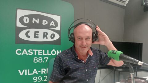 Daniel Silvestre, vocalista del grupo Farada&iuml;, en los estudios de Onda Cero Vila-real. 