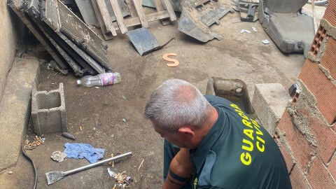 Guardia Civil inspeccionando taller en Alginet