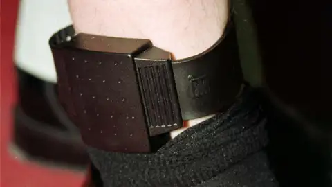 Geolocalización, alertas y sincronización: así funcionan las pulseras de control para maltratadores
