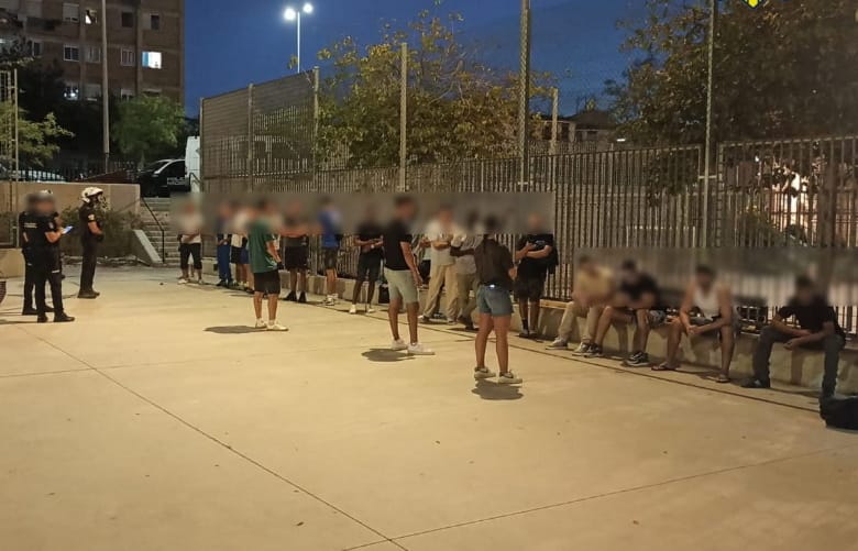 52 identificados en Alicante durante una operación en un mercadillo ilegal de objetos supuestamente robados 52 identificados en Alicante durante una operación en un mercadillo ilegal de objetos supuestamente robados