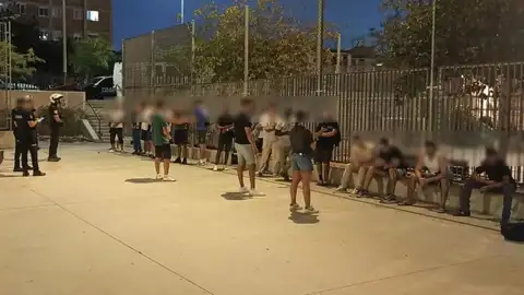 La policía identifica a varias personas durante la operación La policía identifica a varias personas durante la operación