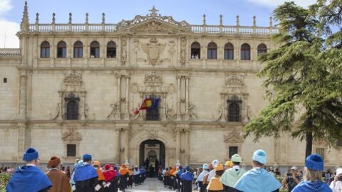 Entrada de profesores al Rectorado de la Universidad de Alcal&aacute; durante el acto de inicio del curso acad&eacute;mico