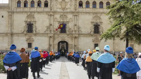 Alcalá de Henares acoge hoy el tradicional acto de apertura del curso académico para las Universidades Públicas de la Comunidad de Madrid Entrada de profesores al Rectorado de la Universidad de Alcalá durante el acto de inicio del curso académico