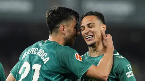Marc Roca felicita a Antony. Marc Roca felicita a Antony.