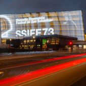 El Kursaal iluminado con el cartel oficial de la 73 edición del Zinemaldia