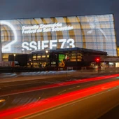 El Kursaal iluminado con el cartel oficial de la 73 edición del Zinemaldia El Kursaal iluminado con el cartel oficial de la 73 edición del Zinemaldia