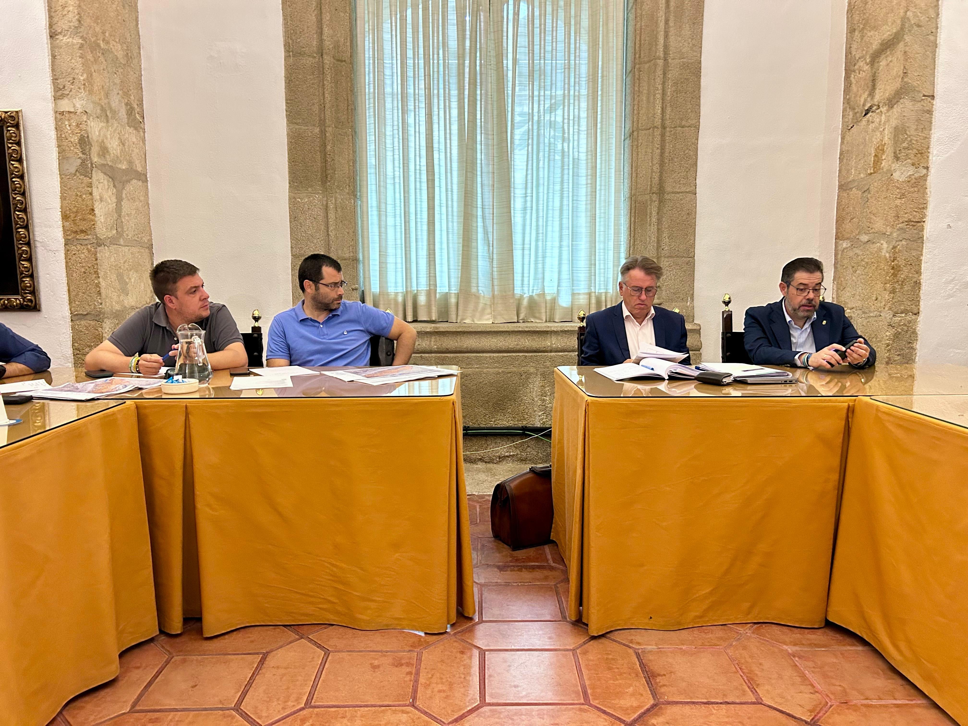 La Junta presenta las medidas a tomar respecto al abastecimiento de agua en las zonas afectadas por los incendios La Junta presenta las medidas a tomar respecto al abastecimiento de agua en las zonas afectadas por los incendios