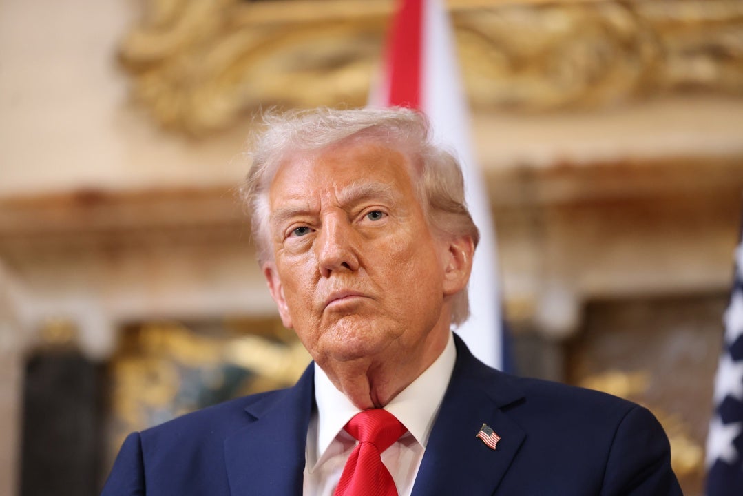 Trump amenaza con quitarle los permisos de emisión a los canales que le critiquen: "Sólo me dan mala publicidad" Trump amenaza con quitarle los permisos de emisión a los canales que le critiquen: "Sólo me dan mala publicidad"