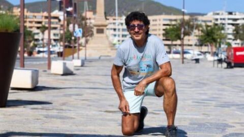 Luis Alberto Tost&oacute;n junto a la placa y el fosil en el puerto de ibiza