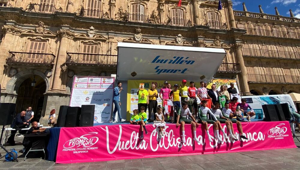 Podio con los premiados