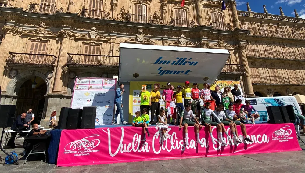 Podio con los premiados Podio con los premiados