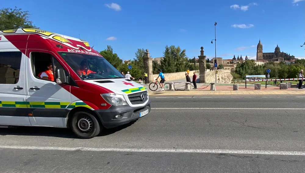 El vehículo sanitario, en su regreso a la salida El vehículo sanitario, en su regreso a la salida