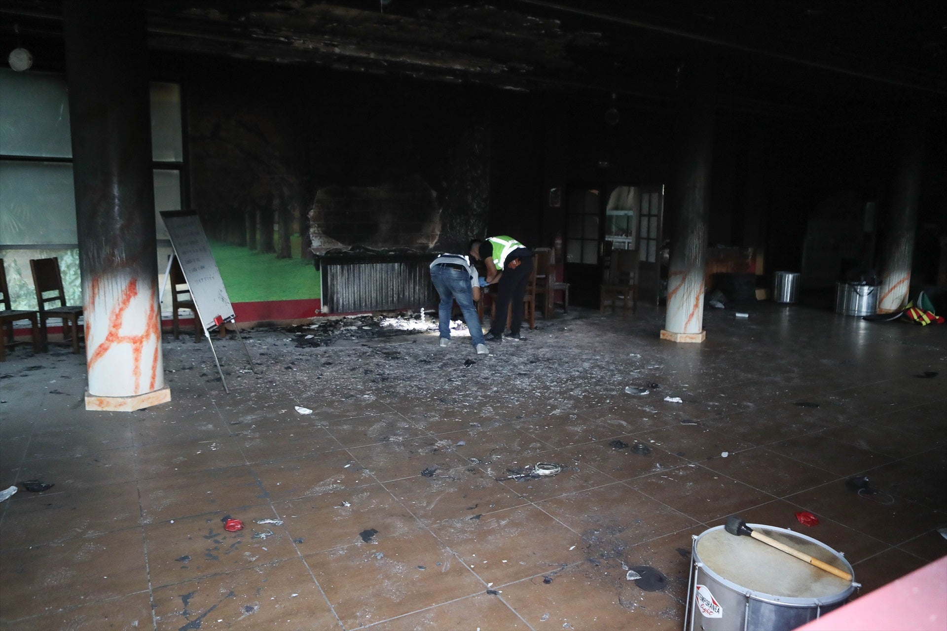 Lanzan un cóctel molotov contra un local de Monforte de Lemos (Lugo) que albergará un centro de menores migrantes Lanzan un cóctel molotov contra un local de Monforte de Lemos (Lugo) que albergará un centro de menores migrantes