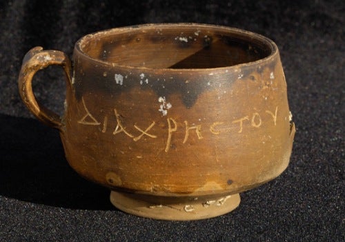 Descubren la primera referencia mundial escrita sobre Jesús en una taza del siglo I Descubren la primera referencia mundial escrita sobre Jesús en una taza del siglo I