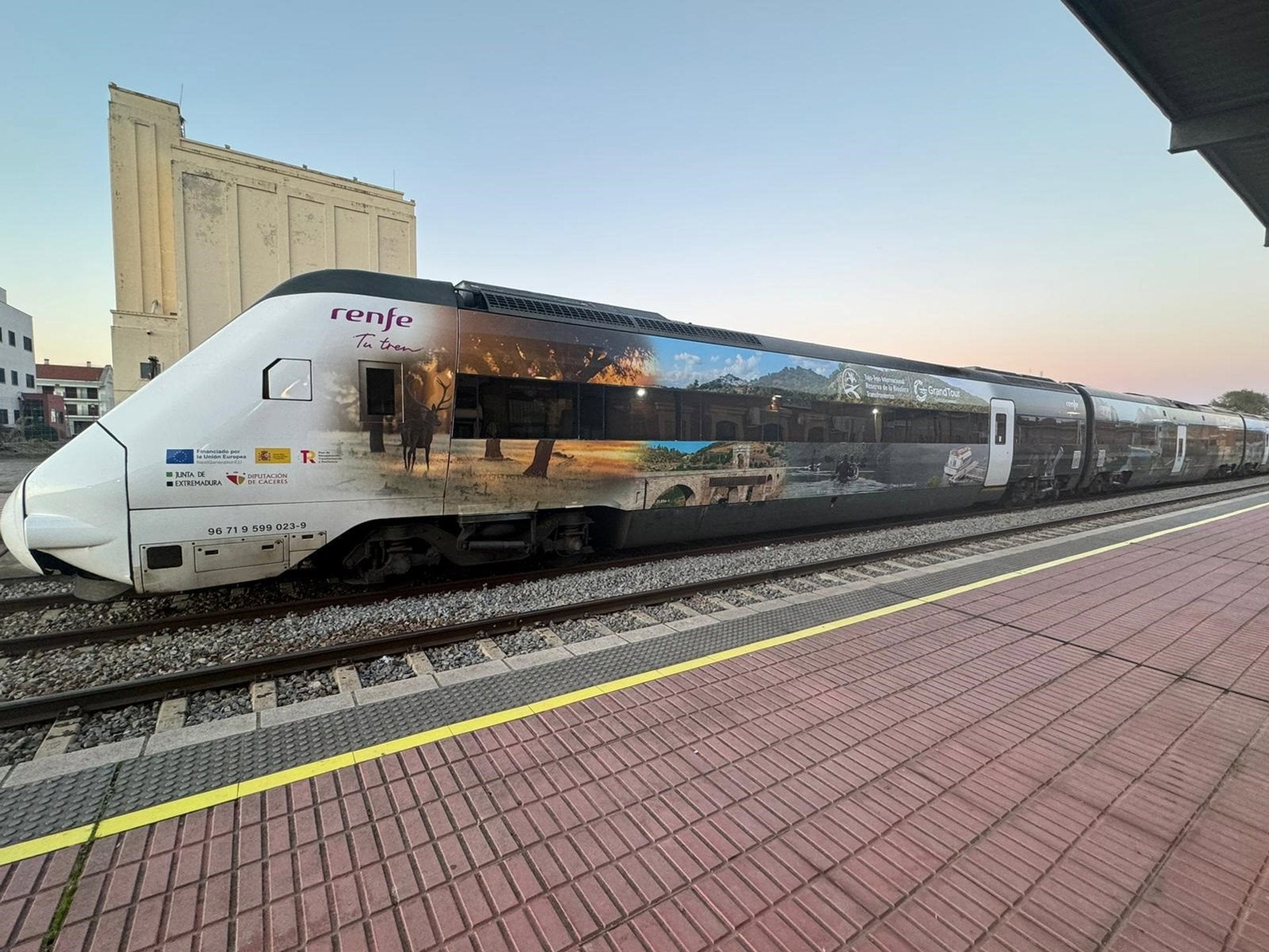 El yacimiento de Cáparra y el pueblo abandonado de Granadilla inauguran la temporada otoñal de los Trenes Turísticos El yacimiento de Cáparra y el pueblo abandonado de Granadilla inauguran la temporada otoñal de los Trenes Turísticos