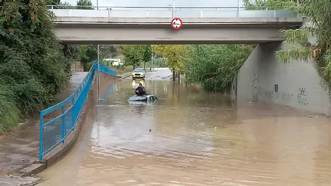 Fotografia pubicada por Bombers Generalitat de Cataluña en su cuenta oficial de X de un vehículo atrapado en C/ de la Metalurgia Vilanova del Camí por las intensas lluvias que caen este domingo en Cataluña. Localizan muerto un menor arrastrado por las lluvias en Cataluña y se busca el cuerpo de su padre