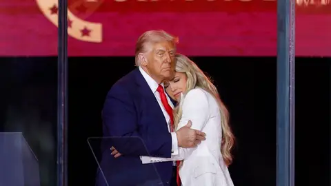 Trump honra a Charlie Kirk calificándolo como uno de "los más grandes patriotas" de EEUU