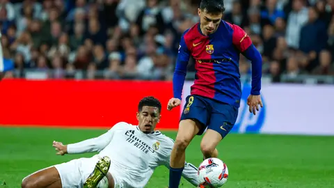 Pedri regatea a Jude Bellingham, durante el partido de la jornada 11 de LaLiga 2024-25. Pedri regatea a Jude Bellingham, durante el partido de la jornada 11 de LaLiga 2024-25.