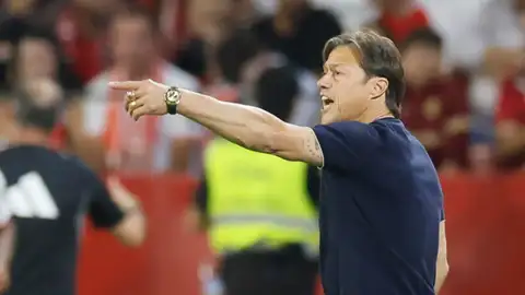El entrenador del Sevilla Matías Almeyda durante el partido de la sexta jornada de LaLiga que Sevilla FC y Villarreal CF disputado en el estadio Sánchez-Pizjuán, en Sevilla El entrenador del Sevilla Matías Almeyda durante el partido de la sexta jornada de LaLiga que Sevilla FC y Villarreal CF disputado en el estadio Sánchez-Pizjuán, en Sevilla