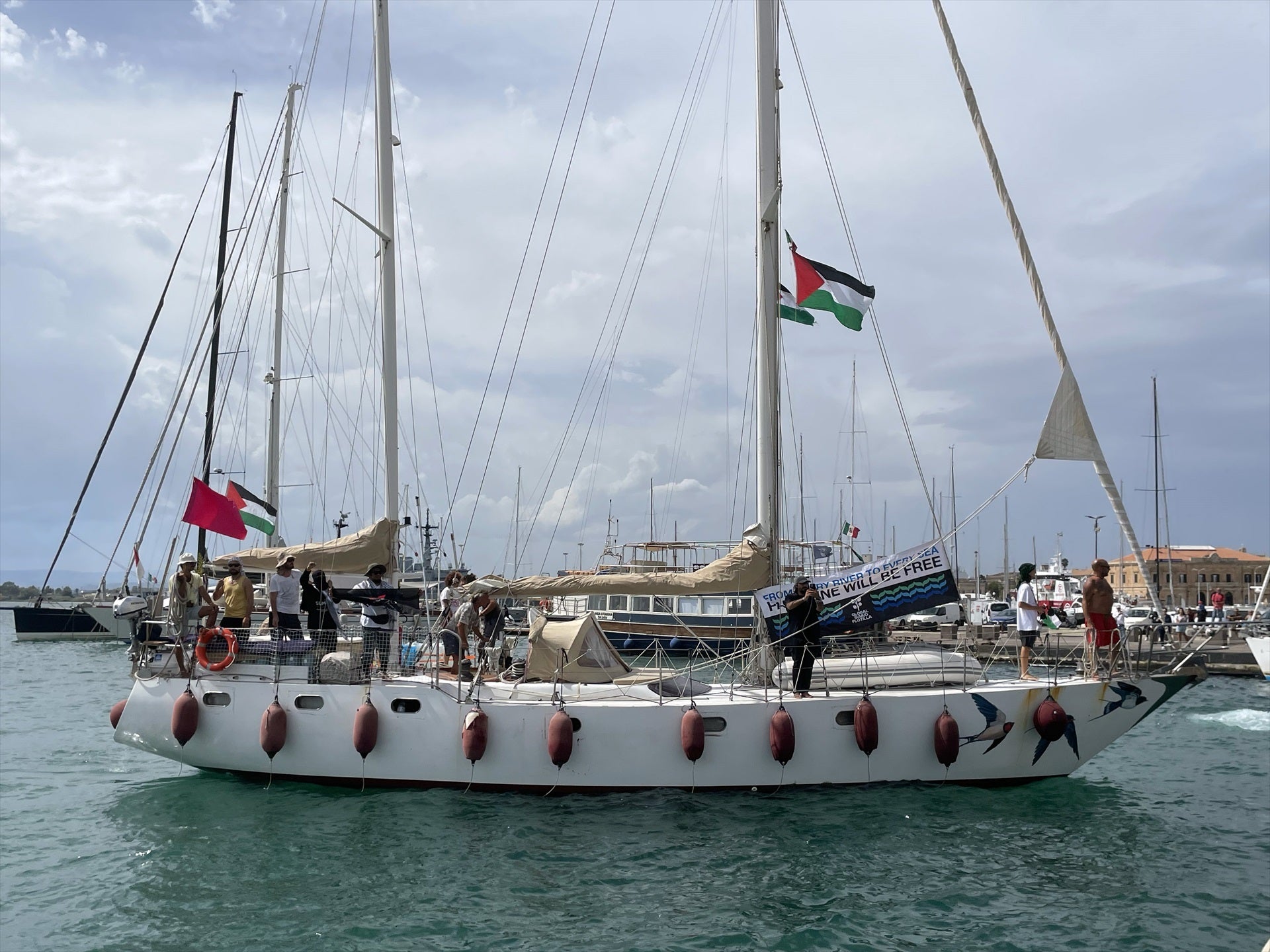La flotilla denuncia un ataque en alta mar con 13 explosiones y "cortes de comunicación" La flotilla denuncia un ataque en alta mar con 13 explosiones y "cortes de comunicación"