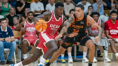 El escolta de Valencia Basket Isaac Nogués presiona a un rival en un partido El escolta de Valencia Basket Isaac Nogués presiona a un rival en un partido