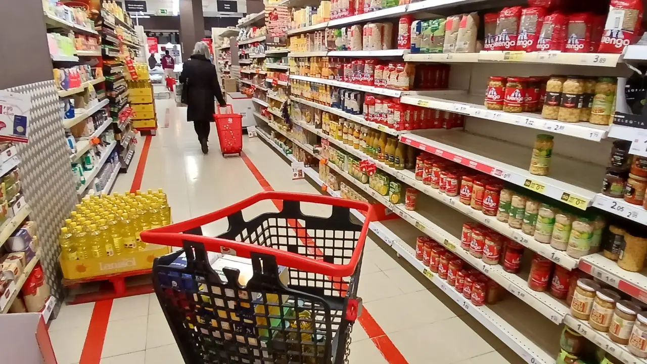 La Brújula de la economía: el apagón termina en el Supremo y la cesta de la compra sube un 2,5% en el último año