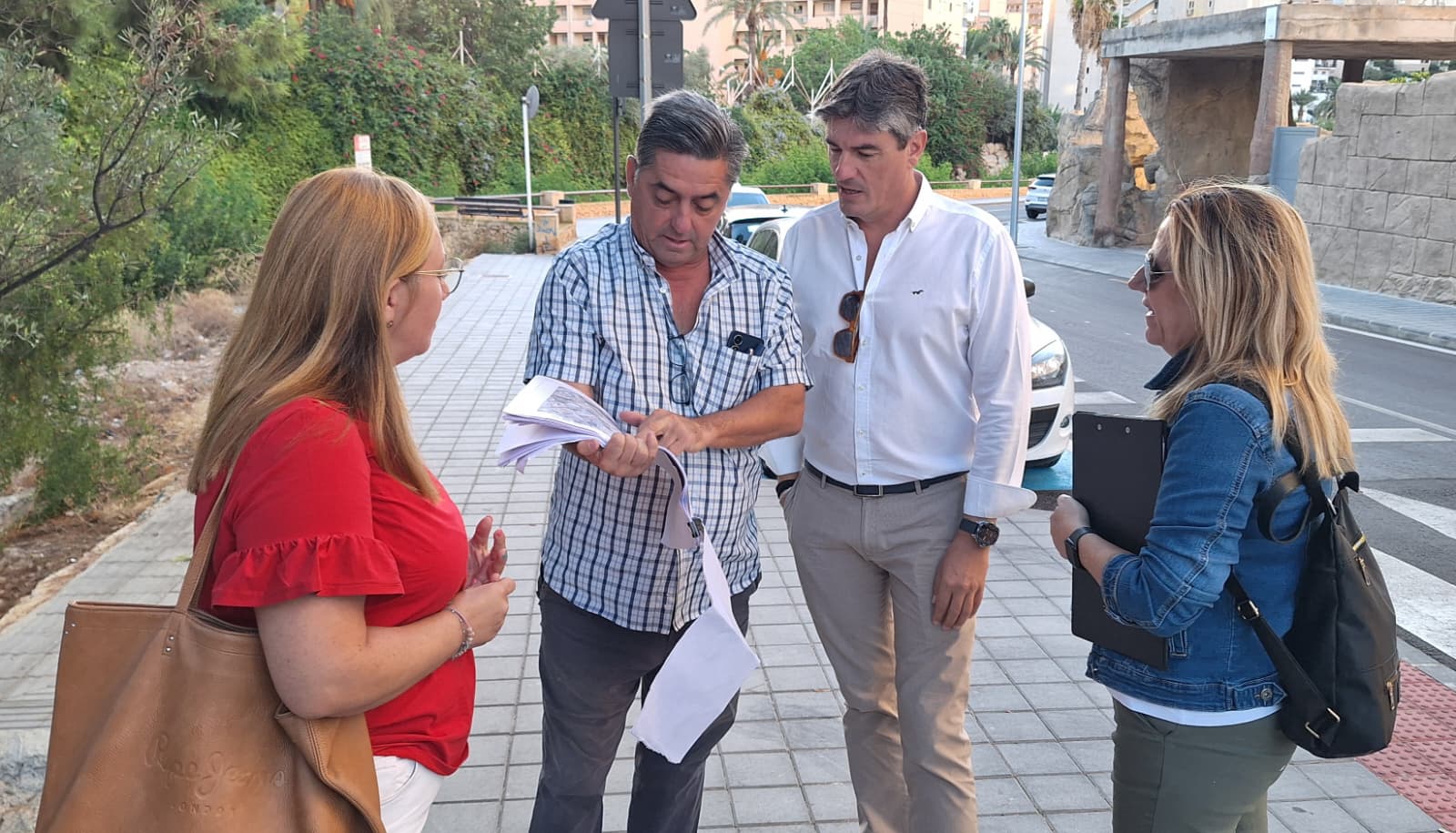 Iniciada la regeneración de la zona verde de la calle Terral de La Cala de la Vila Iniciada la regeneración de la zona verde de la calle Terral de La Cala de la Vila