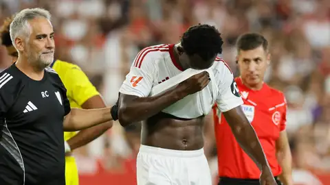 El defensa del Sevilla Tanguy Nianzou (c) se retira lesionado durante el partido de la sexta jornada de LaLiga que Sevilla FC y Villarreal CF disputado en el estadio Sánchez-Pizjuán, en Sevilla El defensa del Sevilla Tanguy Nianzou (c) se retira lesionado durante el partido de la sexta jornada de LaLiga que Sevilla FC y Villarreal CF disputado en el estadio Sánchez-Pizjuán, en Sevilla
