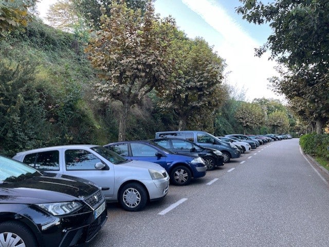 El parque de O Castro convertido en un parking El parque de O Castro convertido en un parking