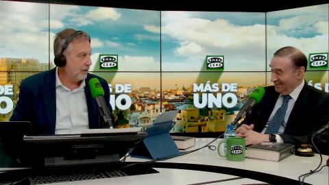 Todos los titulares de Pedro J. Ramírez en Más de uno: "La cercanía al poder es el mejor instrumento para poder ejercer bien el periodismo"