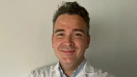Santiago Pina, médico especialista en medicina física y de rehabilitación. Santiago Pina, médico especialista en medicina física y de rehabilitación.