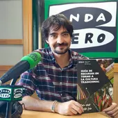 Emilio Gancedo con la "Guía de Recursos en Torno a la Cultura Tradicional" Emilio Gancedo con la "Guía de Recursos en Torno a la Cultura Tradicional"