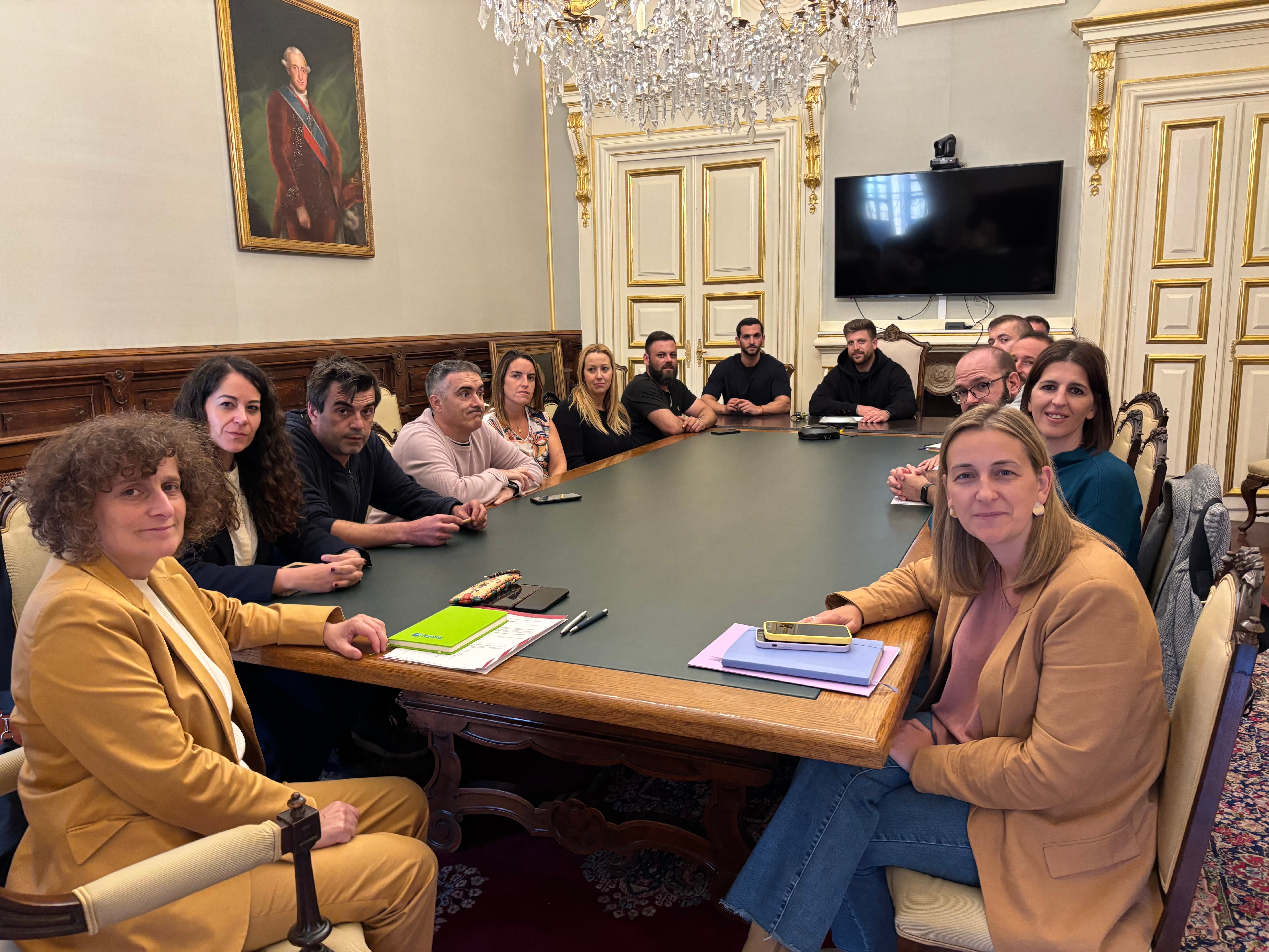 El gobierno municipal, tras reunirse con el comité de empresa de Ryanair, solicitará nuevas reuniones con la compañía aérea y también con la Xunta para abordar una estrategia aeroportuaria de país El gobierno municipal, tras reunirse con el comité de empresa de Ryanair, solicitará nuevas reuniones con la compañía aérea y también con la Xunta para abordar una estrategia aeroportuaria de país