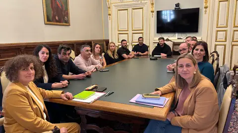 El gobierno municipal, tras reunirse con el comité de empresa de Ryanair, solicitará nuevas reuniones con la compañía aérea y también con la Xunta para abordar una estrategia aeroportuaria de país El gobierno municipal, tras reunirse con el comité de empresa de Ryanair, solicitará nuevas reuniones con la compañía aérea y también con la Xunta para abordar una estrategia aeroportuaria de país