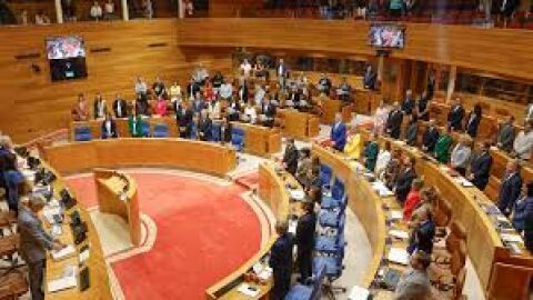 Imagen del minuto de silencio en el Parlamento gallego. EP Imagen del minuto de silencio en el Parlamento gallego. EP