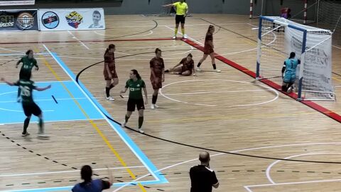 Momento del primer gol de Les Corts