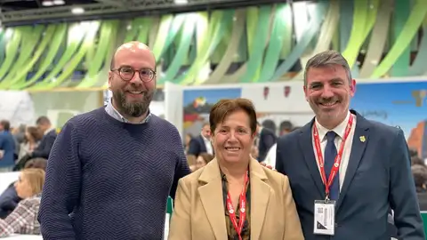 El periodista de Onda Cero Martí Rodríguez, junto a la alcaldesa de Santanyí, Maria Pons, y el regidor de Turismo y Playas del Ayuntamiento de Santanyí, Rafael Batle El periodista de Onda Cero Martí Rodríguez, junto a la alcaldesa de Santanyí, Maria Pons, y el regidor de Turismo y Playas del Ayuntamiento de Santanyí, Rafael Batle