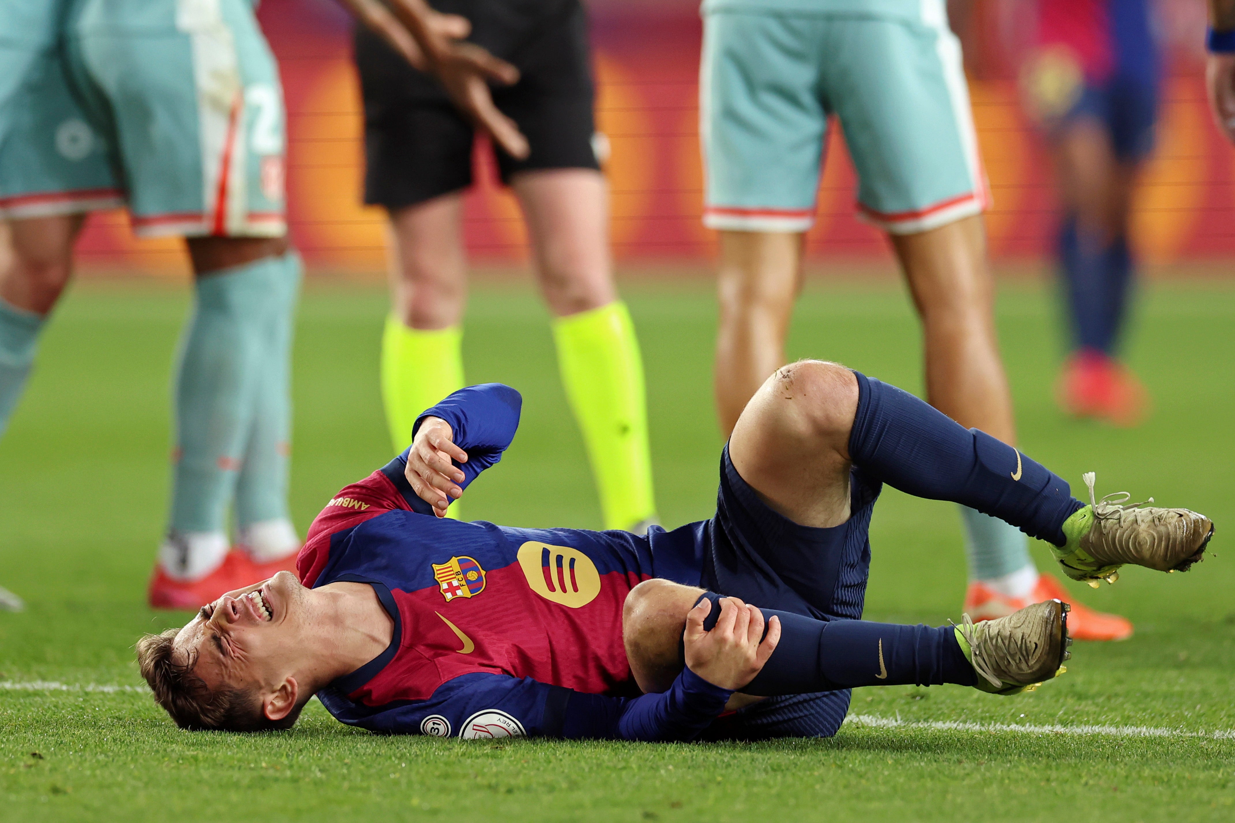 Doctor Del Corral: "Hay un 25% de probabilidades de que Gavi tenga que quitarse el menisco"