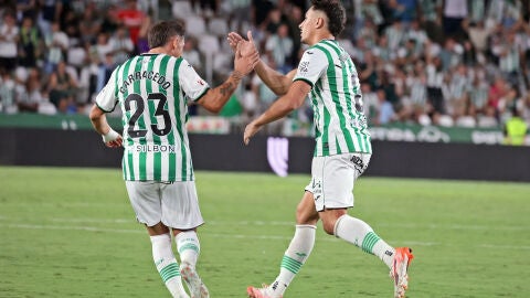 Vilarrasa es felicitado por Carracedo por su gol